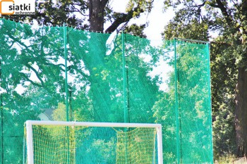 Siatki Nysa - Wytrzymała siatka na boisko szkolne do piłkochwytów dla terenów Nysy